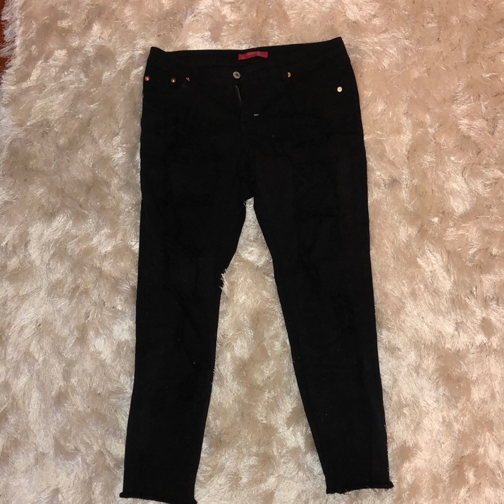 Very comfortable and stylish ripped black jeans!